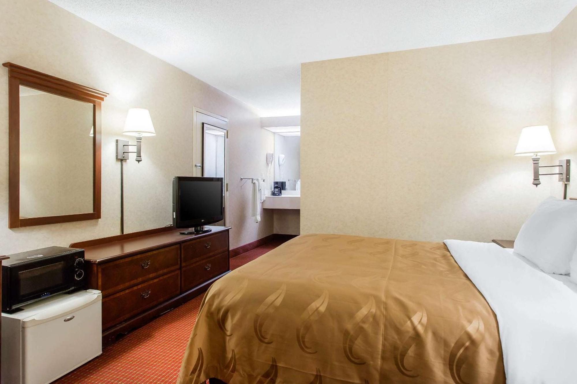 Quality Inn Mount Airy Mayberry Bagian luar foto